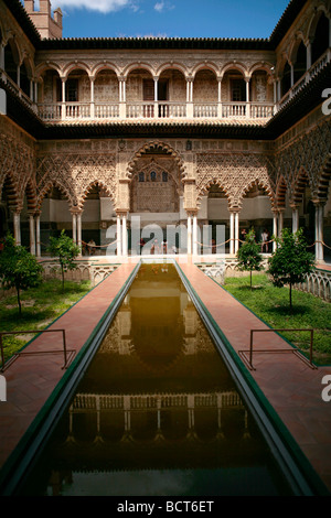 Les touristes à l'intérieur du Patio de las Apartment Doncellas, Alcazar, Séville, Espagne Banque D'Images