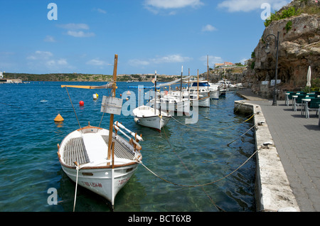 Bateaux de pêche dans le port de cales Fonts près de Es Castell sur l'île des Baléares de Minorque Banque D'Images