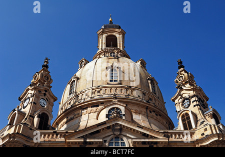 Dôme de la Frauenkirche, église Notre Dame, contre un ciel bleu à la place Neumarkt, Dresde, Saxe, Allemagne, Europe Banque D'Images
