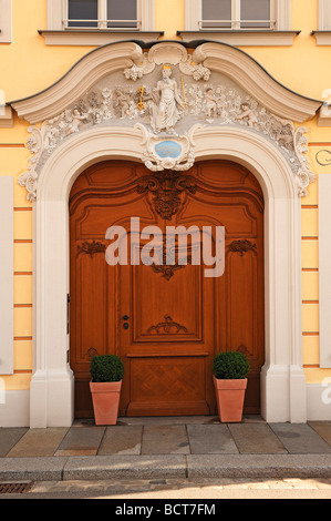 Entrée de décoration d'une maison ancienne sur la place Neumarkt, Dresde, Saxe, Allemagne, Europe Banque D'Images