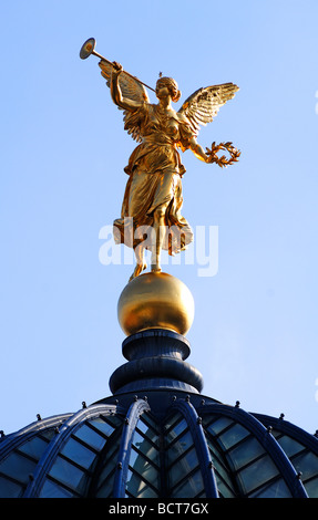 Ange d'or figure sur le dôme de la Staatliche Akademie der Bildenden Kuenste, State Academy of Fine Arts, Dresde, Saxe, Ge Banque D'Images