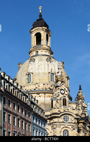 Tour de la Frauenkirche, église Notre Dame, à place Neumarkt, derrière des maisons de quartier, Dresde, Saxe, Allemagne, Europe Banque D'Images