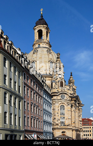 Tour de la Frauenkirche, église Notre Dame, à place Neumarkt, derrière des maisons de quartier, Dresde, Saxe, Allemagne, Europe Banque D'Images