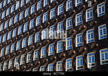 Rangées de fenêtres, façade de bâtiment, quartier Sprinkenhof Kontorhaus, Hambourg, Allemagne, Europe Banque D'Images