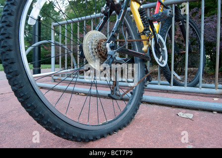 Location abandonnée avec un pneu à plat sur le support à vélo Banque D'Images