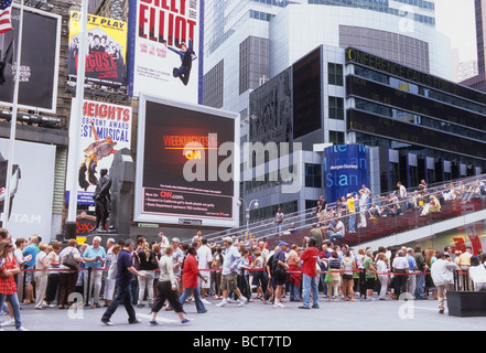 Broadway et Times Square TKTS : la foule achète des billets de théâtre à prix réduit dans le centre commercial piétonnier de New York City Midtown Manhattan. ÉTATS-UNIS Banque D'Images