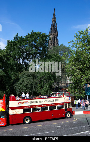 Vintage Routemaster tour bus en face du Scott Monument sur la rue Waverley à Édimbourg, Écosse, Royaume-Uni Banque D'Images