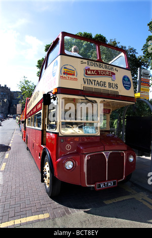 Vintage Routemaster bus touristique sur Waverley Bridge dans Edinburgh Scotland United Kingdom Banque D'Images