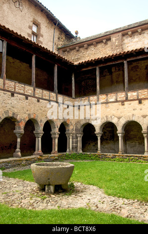 Cloître de l'abbaye bénédictine de Lavaudieu, fondée par Robert de Turlande, haute Loire. Auvergne Rhône Alpes. France Banque D'Images