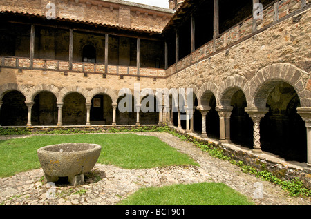 Cloître de l'abbaye bénédictine de Lavaudieu, fondée par Robert de Turlande, haute Loire. Auvergne Rhône Alpes. France Banque D'Images