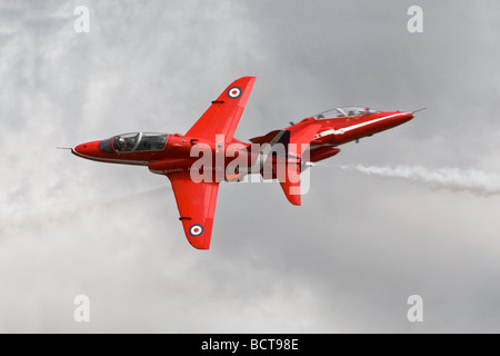 La RAF Flèches rouges synchronisé traverser à grande vitesse Banque D'Images