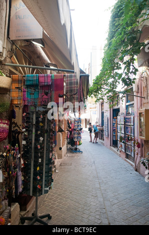 Les touristes choisissant de souvenirs dans les rues pavées de La Canée, Crète, Grèce Banque D'Images