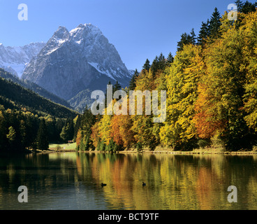 Au printemps le lac Riessersee, Garmisch Partenkirchen, Werdenfelser Land, montagnes Wettersteingebirge, Mt. Zugspitze, Waxenstein, Banque D'Images