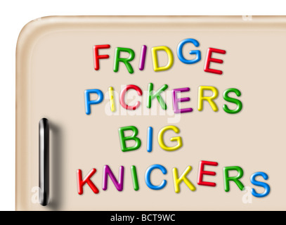 Style des années 1950 porte du frigo avec des aimants de réfrigérateur slogan 'PICKERS BIG KNICKERS' sur fond blanc. Banque D'Images