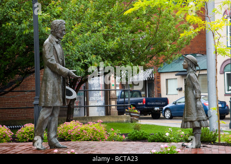 Des statues de bronze commémorent Abraham Lincoln remerciant la jeune fille Grace Bedell, pour ses conseils de se laisser pousser la barbe. Westfield, État de New York, États-Unis. Banque D'Images