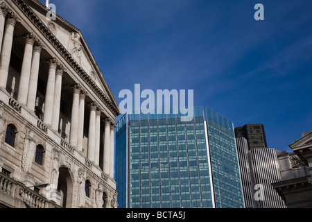La Banque d'Angleterre sur la gauche avec une tour de 42 auparavant, la NatWest Tower sur la bonne ville de Londres, en Angleterre. Banque D'Images