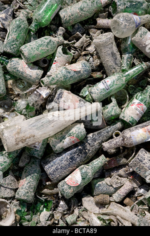 Bouteilles cassé dans les matériaux de recyclage Banque D'Images