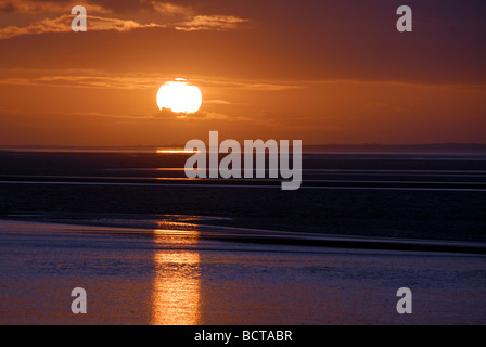 Coucher du soleil sur la baie de Morecambe, Lancashire, Angleterre Banque D'Images
