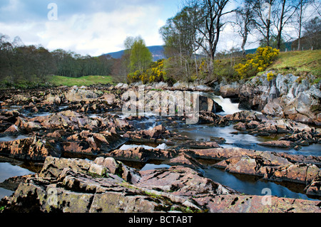 Le long de la rivière Carron des cailloux de la rivière pris le long de la route à voie unique entre Homestead et Amatnatua Sutherland en Écosse Banque D'Images