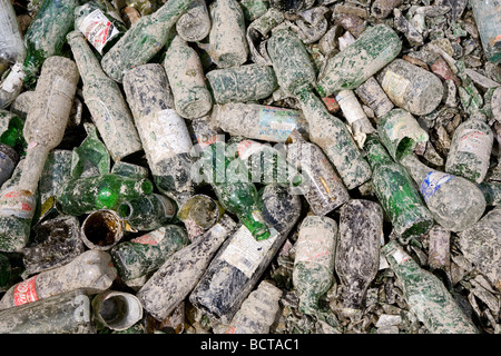 Bouteilles cassé dans les matériaux de recyclage Banque D'Images