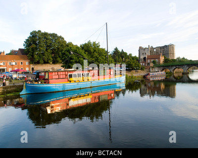 Château de Newark et bateaux reflète dans la rivière Trent, Newark Nottinghamshire England UK Banque D'Images