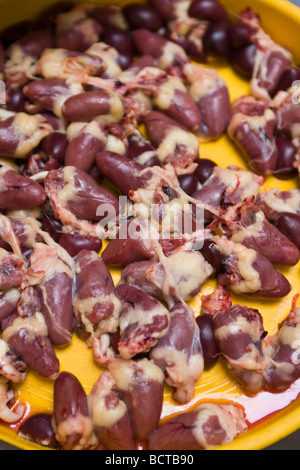 Coeurs de poulet en vente au marché de la nourriture de rue à Hanoi Vietnam - détail de gros plan - un exemple de la nourriture étrange ou bizarre mangée par les gens autour de la Banque D'Images