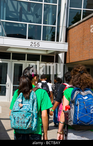 Les enfants vont à l'école multiculturelle Banque D'Images