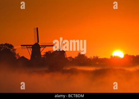 Gloire du matin dans le petit village de Ten Boer dans la province de Groningue, dans le nord des Pays-Bas Banque D'Images