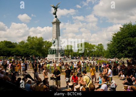 Des personnes jouant dans les tam tams parc Jeanne-Mance Montréal Québec Canada Banque D'Images