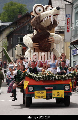 'Saber' écureuil à dents, défilé de voitures avec des personnages de jonquilles, narcisses Narzissenfest Festival à Bad Aussee, Ausseer Land Banque D'Images