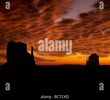 Le crépuscule des dieux, coucher de soleil, Monument Valley, Navajo Nation Réservation, Plateau du Colorado, Arizona, USA Banque D'Images