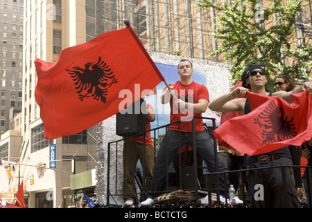 2009 immigrants internationaux NYC Défilé fiers américains albanais dans la parade Banque D'Images