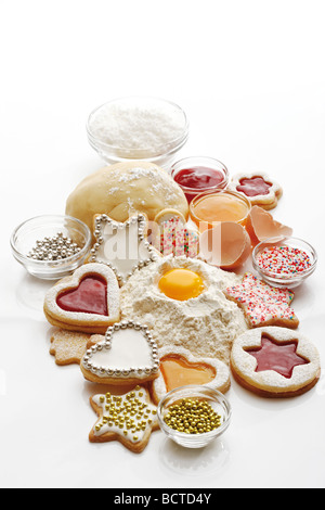 Noël cuisson, tas de farine, oeufs, ingrédients, pâte brisée, les cookies Banque D'Images
