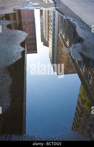 Les bâtiments d'une ville reflète dans une flaque d'eau. Banque D'Images