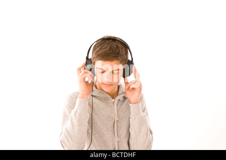 Boy listening to music on headphones Banque D'Images