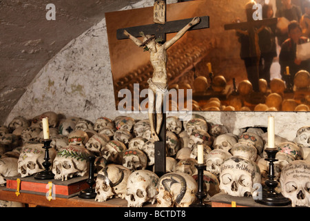 Crânes dans l'ossuaire, St. Mélissa Michaelskapelle Cchapel St Michael, Hallstatt, région du Salzkammergut, Haute Autriche, Autriche, Banque D'Images