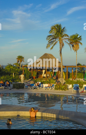 Piscine à plage de Maroma Resort all inclusive Caribe état de Quintana Roo Riviera Maya Yucatan Mexique Banque D'Images