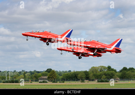En groupes de 3 avions, la Royal Air Force des flèches rouges aerobatic display team commencent leur affichage. Banque D'Images