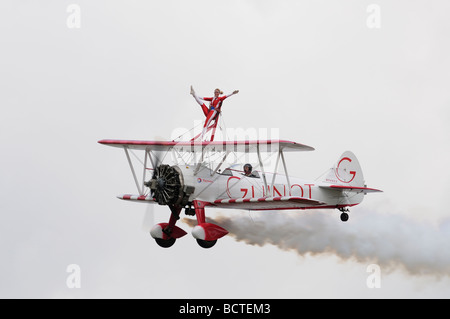 Brave dame wingwalker forme de l'aile supérieure de l'équipe de soin Guinot biplan Boeing Stearman à l'Air Tattoo 2009 Banque D'Images