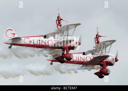 Tête en bas sur l'aile supérieure d'un Boeing Stearman biplan. L'affichage à l'équipe Guinot 2009 Air Tattoo Banque D'Images