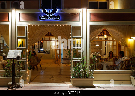 Restaurant de rue avec des gens, le soir, éclairé, Marina, Hurghada, Egypte, Mer Rouge, Afrique Banque D'Images