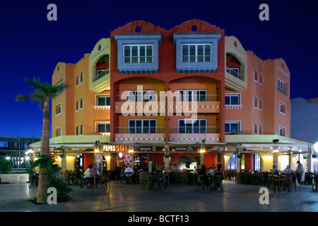 Restaurant de rue avec des gens, le soir, éclairé, Marina, Hurghada, Egypte, Mer Rouge, Afrique Banque D'Images