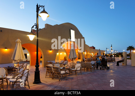 Bar lumineux avec lampe de rue, soir, Arch, l'entrée au marché traditionnel, Souk, Marina, Hurghada, Egypte, Mer Rouge, Afrique Banque D'Images