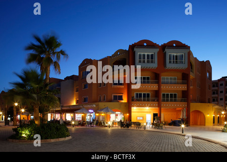 Maisons avec pubs, éclairé, soir, Marina, Hurghada, Egypte, Mer Rouge, Afrique Banque D'Images