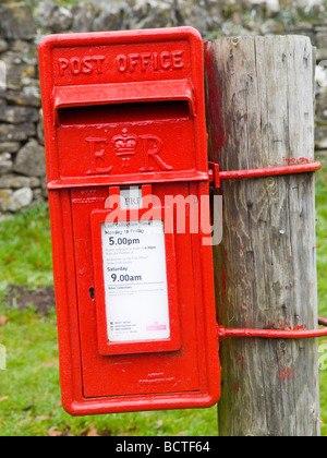 Poster une petite place fort attaché à un poteau en bois dans le village de Tissington Derbyshire, Angleterre Royaume-uni Banque D'Images