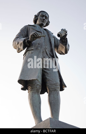 Statue de Joseph Priestley, le découvreur de l'oxygène dans la place du marché de sa maison natale à Birstall, Batley, West Yorkshire Banque D'Images