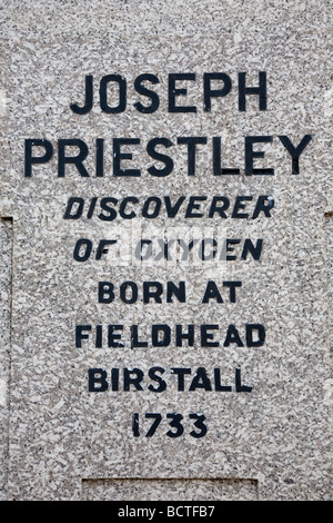 Plaque en l'honneur de Joseph Priestley, le découvreur de l'oxygène, dans sa ville de naissance de Birstall, West Yorkshire Banque D'Images