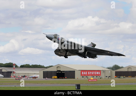 Après tant d'années dans la restauration. L'Avro Vulcan XH558 décolle de RAF Fairford pour un affichage à l'Air Tattoo 2009 Banque D'Images