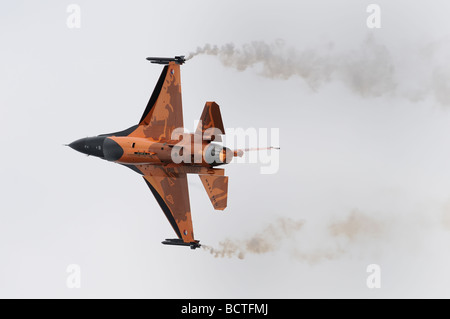 Force aérienne néerlandaise Koninklijke Luchtmacht F-16AM Fighting Falcon proposant un excellent affichage à l 2009 RIAT Banque D'Images
