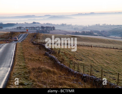 Le lever du soleil sur le paysage d'hiver gelé près de Longnor près de Buxton, dans le Peak District, Derbyshire, Angleterre, Royaume-Uni Banque D'Images